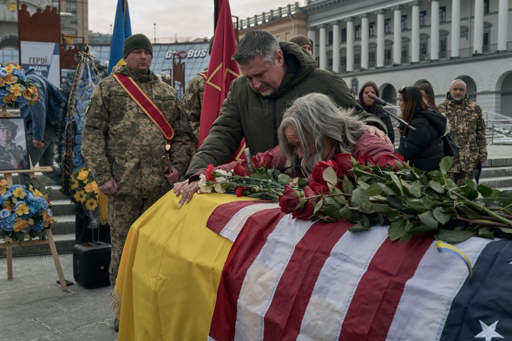 Бацькі загінулага вайскоўца смуткуюць над труной падчас развітання на Майдане незалежнасці ў Кіеве. Украіна аддала даніну памяці амерыканскаму грамадзяніну, ветэрану марской пяхоты ЗША Ітану Гэртўэку (Ethan Hertweck), які ваяваў на баку ўкраінскай арміі і загінуў на поле боя. Кіеў, Украіна. 28 лютага 2025 года. Фота: Vlada Liberova / Libkos / Getty Images