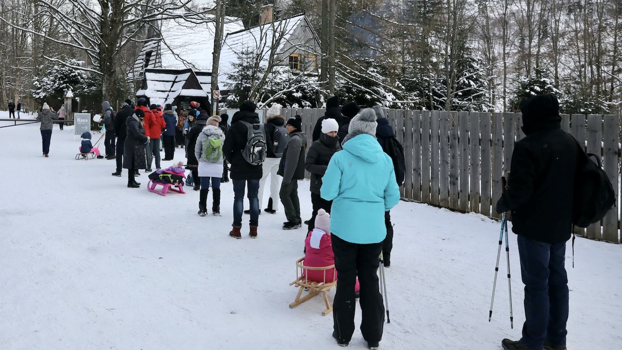Wielu przedsiębiorców z Podhala zamierza otworzyć swoje działalności bez względu na obostrzenia (fot. PAP/G.Momot) Wielu przedsiębiorców z Podhala zamierza otworzyć swoje działalności bez względu na obostrzenia (fot. PAP/G.Momot)