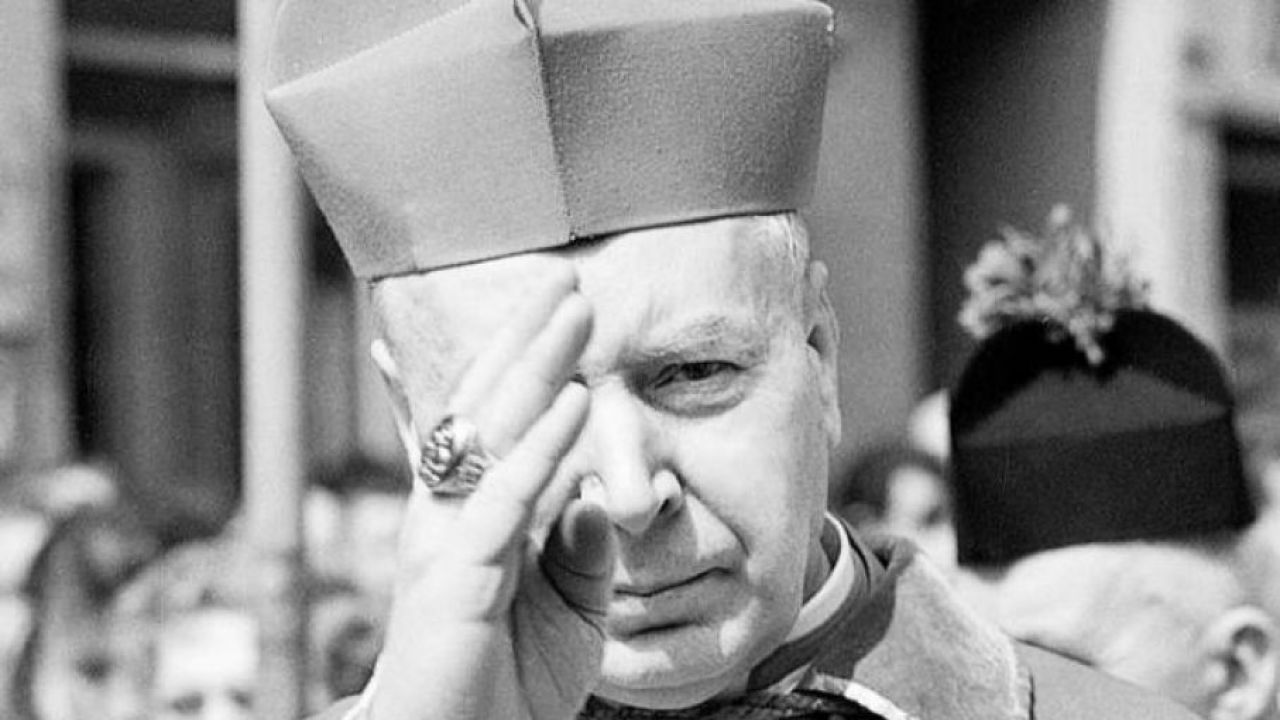 Kardynał Stefan Wyszyński błogosławi wiernych podczas mszy na Wawelu w 1971 roku (fot. PAP/Jan Morek) Kardynał Stefan Wyszyński błogosławi wiernych podczas mszy na Wawelu w 1971 roku (fot. PAP/Jan Morek)