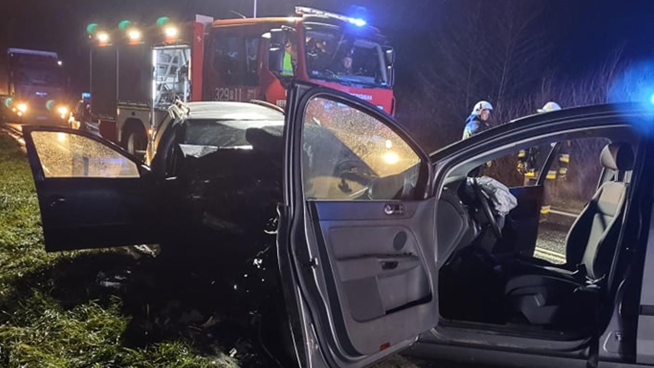 58-letni kierowca skody pomimo reanimacji zmarł (fot. OSP Niepruszewo)