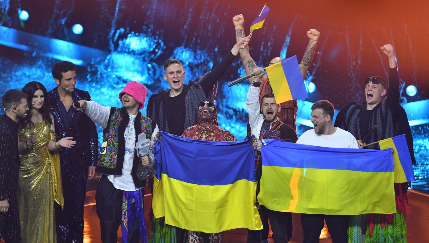 Kalush Orchestra from Ukraine celebrates onstage, together with presenters Alessandro Cattelan, Laura Pausini, and Mika, after winning the 66th annual Eurovision Song Contest in Turin, Italy. Photo: PAP/EPA/ALESSANDRO DI MARCO