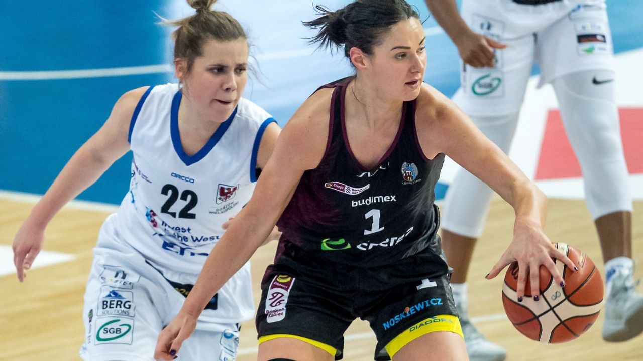 Koszykarka InvestInTheWest Enei Gorzów Wlkp. Daria Stelmach (L) i Alice Kunek (P) z Energi Toruń (fot. PAP/Tytus Żmijewski)