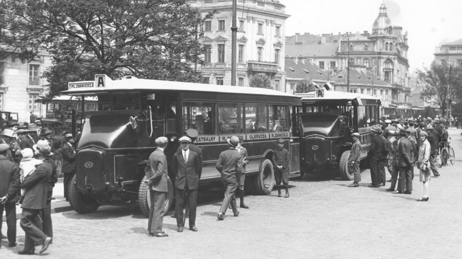  Autobusy marki Somua stojące przed Ratuszem na pl. Teatralnym w 1928 roku / fot. NAC
