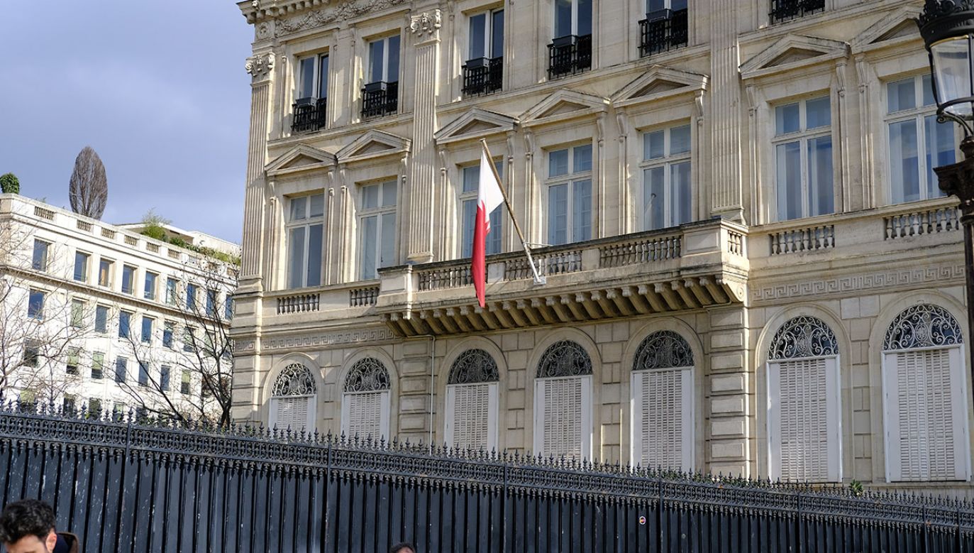 Przed godz. 7 doszło do kłótni między dwoma mężczyznami przed ambasadą Kataru w Paryżu (fot. Shutterstock/Vernerie Yann)