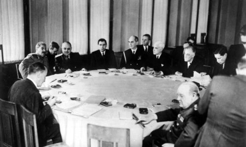 Большая тройка - И. Сталин, Франклин Д. Рузвельт и У. Черчилль - с делегациями союзных стран во время переговоров в Ялте, 4-11 февраля 1945 года. Фото: Ma / Interfoto / Forum