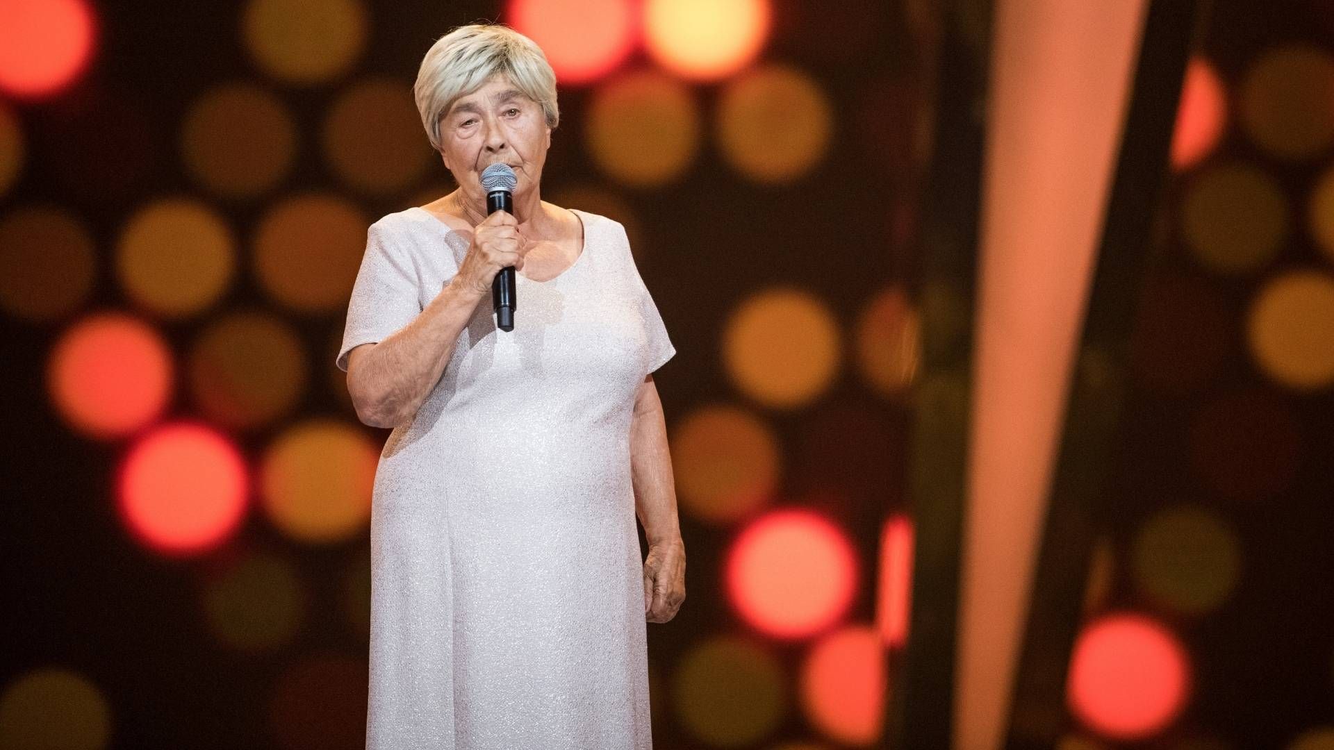 Maria Stolińska zrealizowała swoje marzenie o występie na scenie programu „The Voice Senior”, wzruszając wszystkich swoją autorską piosenką na cześć zmarłej mamy. Fot. Waldemar Kompała/ TVP