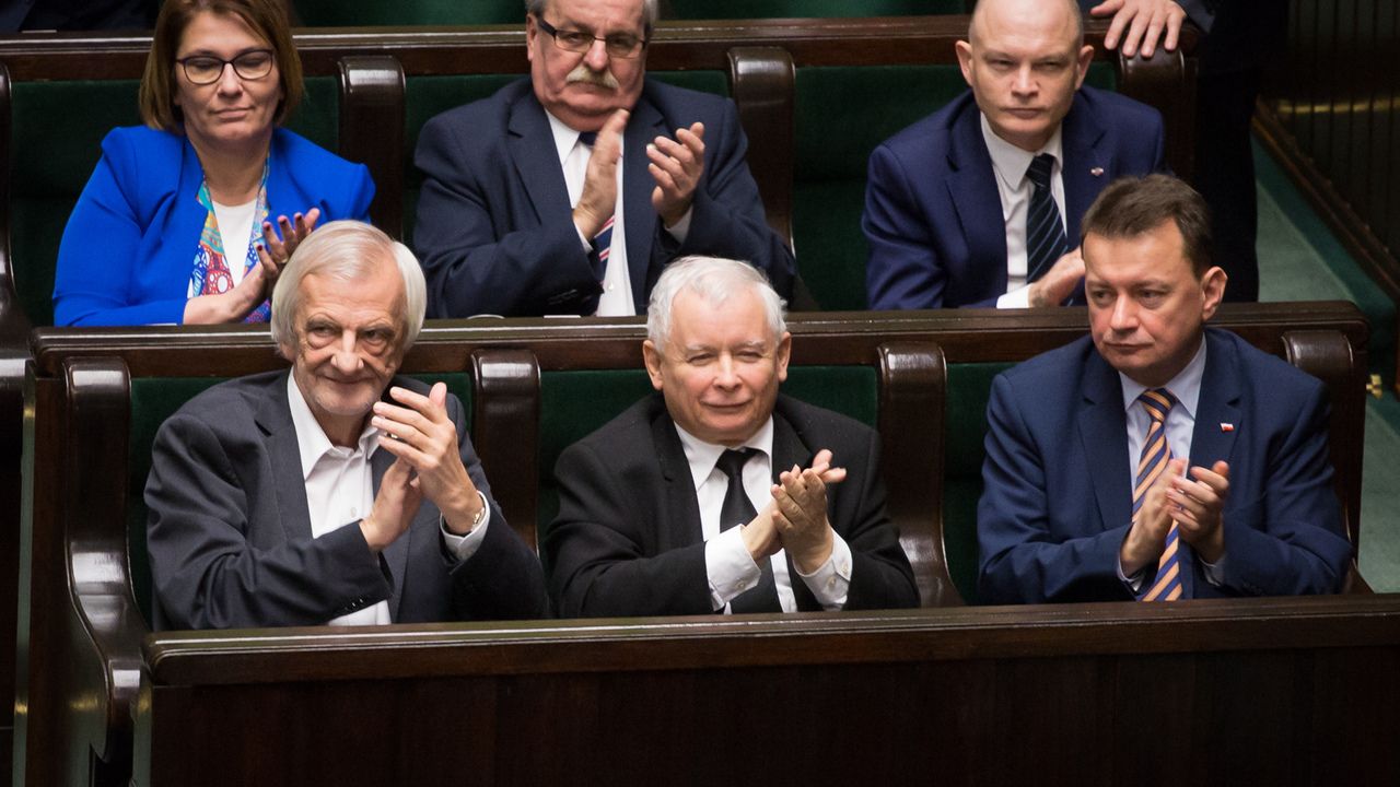Lider PiS Jarosław Kaczyński (w środku) (fot. Mateusz Wlodarczyk/NurPhoto via Getty Images)