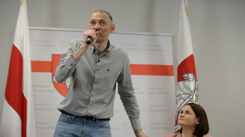 Сяргей і Святлана Ціханоўскія на прэс-канферэнцыі з удзелам шасцёх палітычных вязняў, вызваленых 21 чэрвеня. Вільня, 22 чэрвеня 2025. Фота: Белсат
