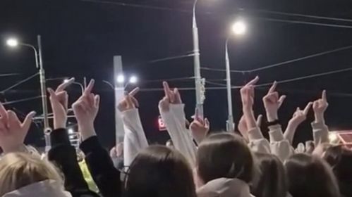 Дзяўчаты паказваюць сярэднія пальцы. Скрыншот: Reform.news