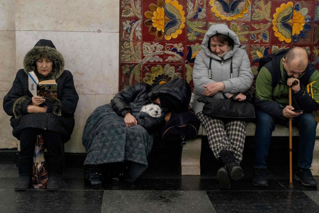 Мясцовыя жыхары хаваюцца на станцыі метро падчас паветранай трывогі ў Кіеве. Расея ўжыла 188 адзінак паветранага нападу: крылатыя ракеты Х-101, кіраваныя авіяцыйныя ракеты Х-59/69, калібры і амаль 100 ударных дронаў тыпу Shahed і беспілотнікаў неўсталяванага тыпу, большасць з якіх збіла СПА Украіны. Украінскімі сіламі было зафіксавана 12 пападанняў у розных абласцях Украіны, у асноўным у аб'екты энергетычнай інфраструктуры. Кіеў, Украіна. 28 лістапада 2024 года. Фота: Tetiana Dzhafarova / AFP / East News