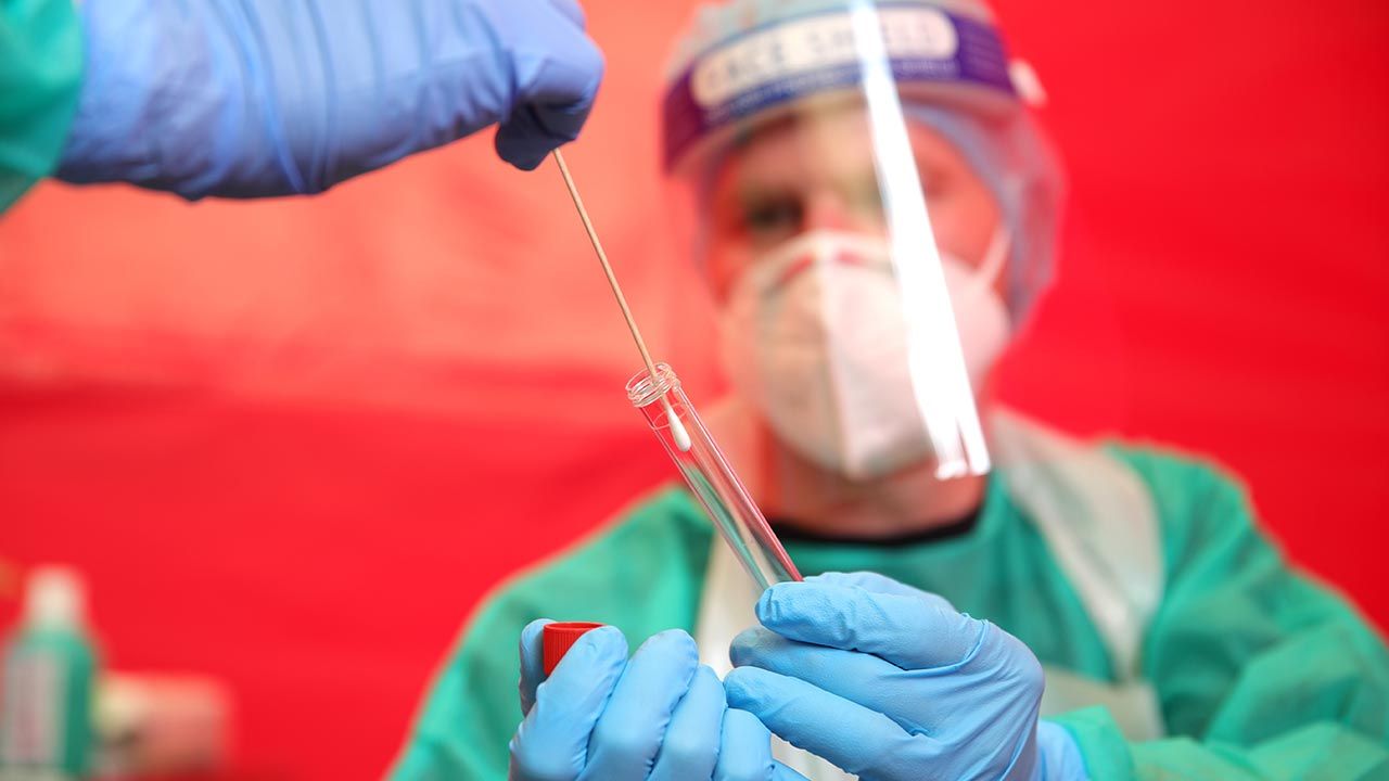 Test na obecność koronawirusa (fot. Andreas Rentz/2020 Getty Images)