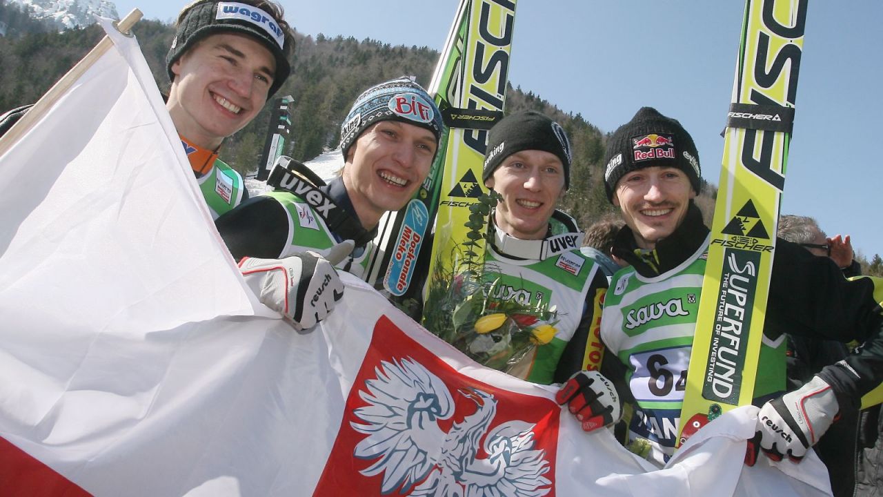Od lewej: Kamil Stoch, Łukasz Rutkowski, Stefan Hula i Adam Małysz po drugim miejscu w Planicy w 2009 roku