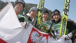 Od lewej: Kamil Stoch, Łukasz Rutkowski, Stefan Hula i Adam Małysz po drugim miejscu w Planicy w 2009 roku