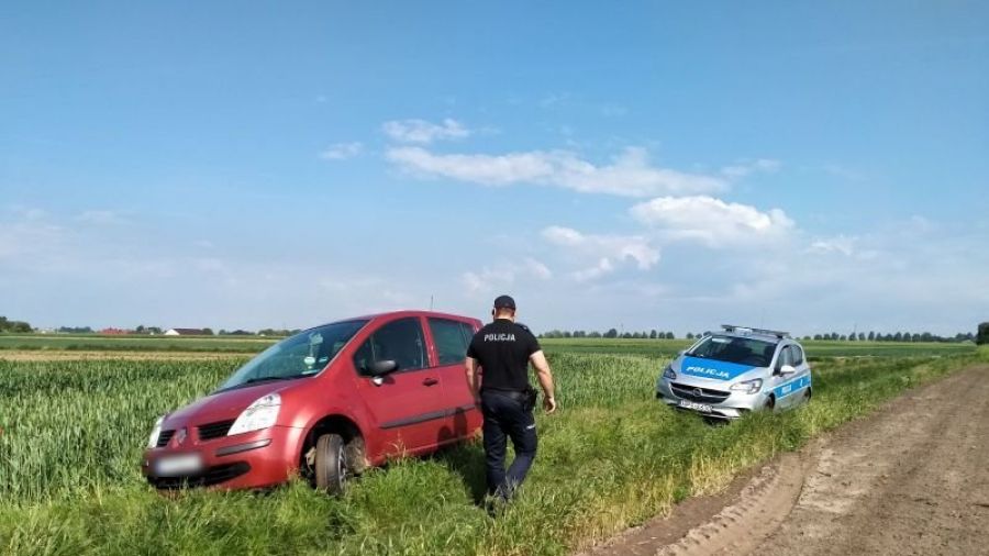 Wnuk podebrał dziadkowi auto, zakopał się w polu, a teraz odpowie przed sądem