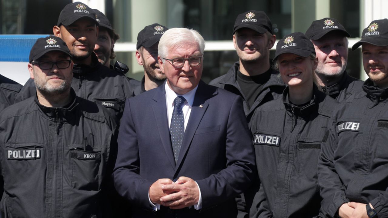 Prezydent Walter Steimeier przyjechał do Hamburga, gdzie spotkał się z funkcjonariuszami policji ( fot. PAP/EPA/FELIPE TRUEBA) Prezydent Walter Steimeier przyjechał do Hamburga, gdzie spotkał się z funkcjonariuszami policji ( fot. PAP/EPA/FELIPE TRUEBA)
