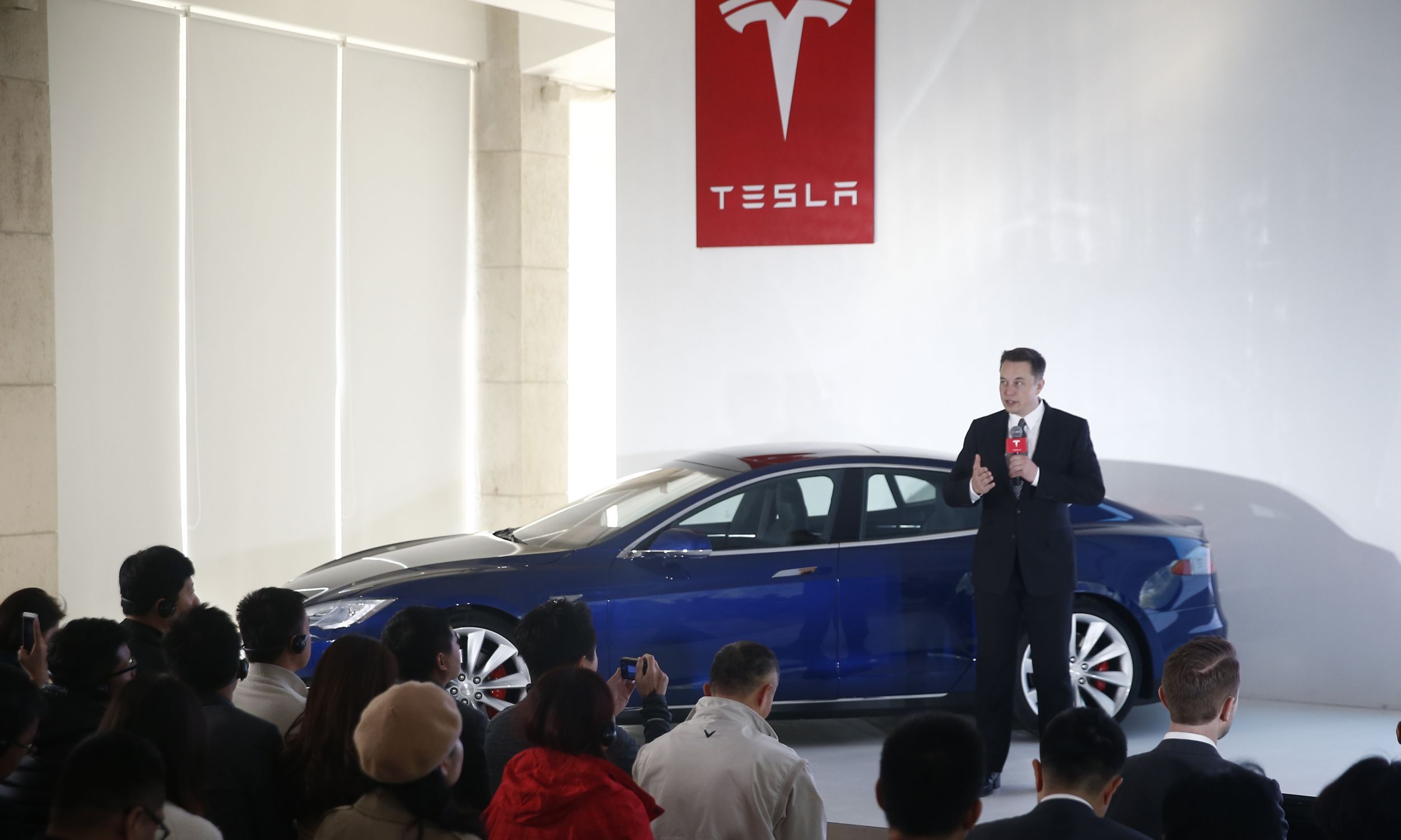 Elon Musk podczas inauguracji testów samochodu autonomicznego Tesla model 7 w Pekinie w Chinach w 2015 roku. Fot. Visual China Group via Getty Images/Visual China Group via Getty Images