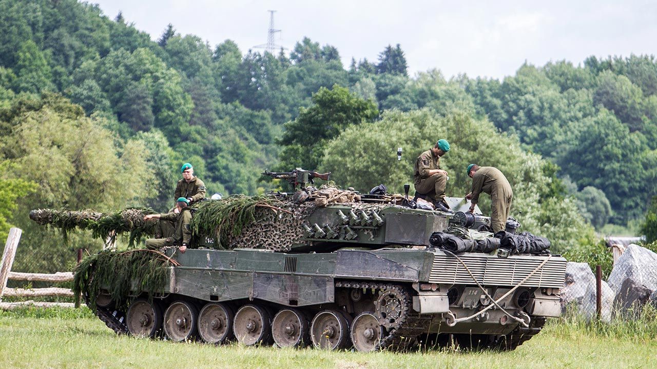 Podczas ćwiczeń doszło do zderzenia czołgu Leopard z samochodem terenowym (fot. Shutterstock)