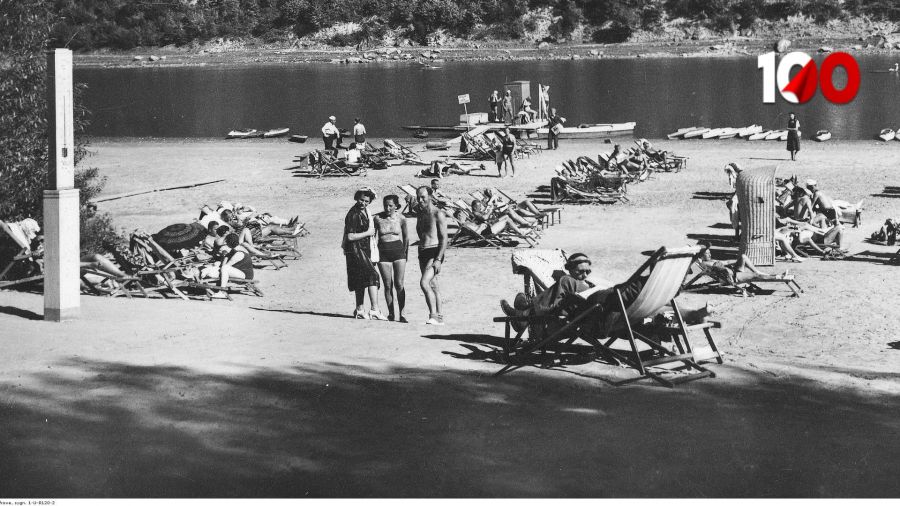 Zaleszczyki, rok 1939, fragment "plaży cienistej" nad Dniestrem. Po lewej stronie duży termometr. Fot. NAC/Fot-Pol Zaleszczyki/IKC