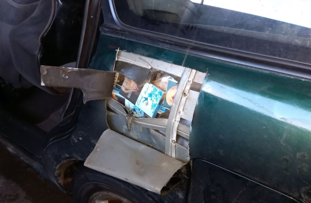 Аўтамабіль з цыгарэтамі, парэзаны на літоўскай мяжы. (Фота: lrmuitine.lt)
