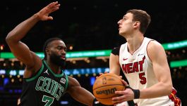 Jaylen Brown i Nikola Jović (fot. Getty Images)