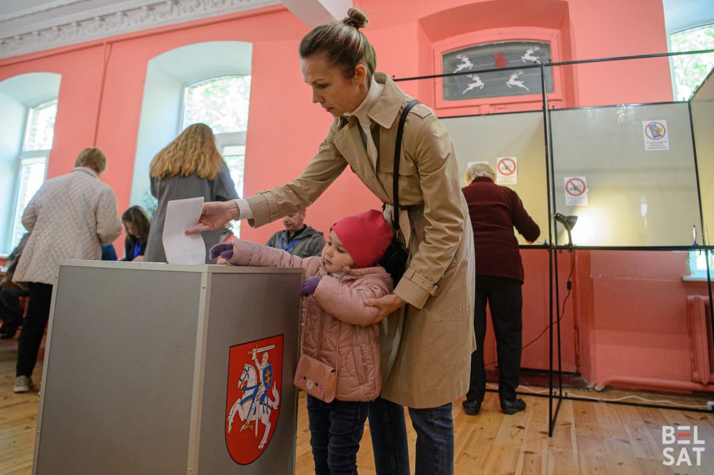 Жанчына з дзіцём галасуе на выбарчым участку ў раёне Новая Вільня. У Літве 12 траўня праходзіць першы тур прэзідэнцкіх выбараў. Вільня, Літва. 12 траўня 2024 года. (Фота: Белсат)