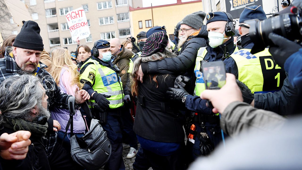 Do szwedzkiej stolicy ściągnęły setki przeciwników obostrzeń z całego kraju (fot. Henrik Montgomery/TT News Agency/via REUTERS) Do szwedzkiej stolicy ściągnęły setki przeciwników obostrzeń z całego kraju (fot. Henrik Montgomery/TT News Agency/via REUTERS)