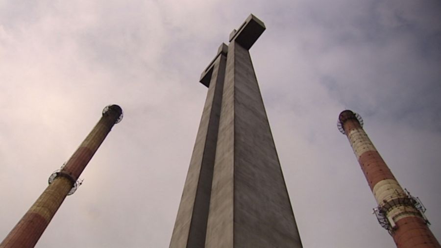 Pamiątkowy krzyż pod kopalnią Wujek. Fot. TVP3 Katowice