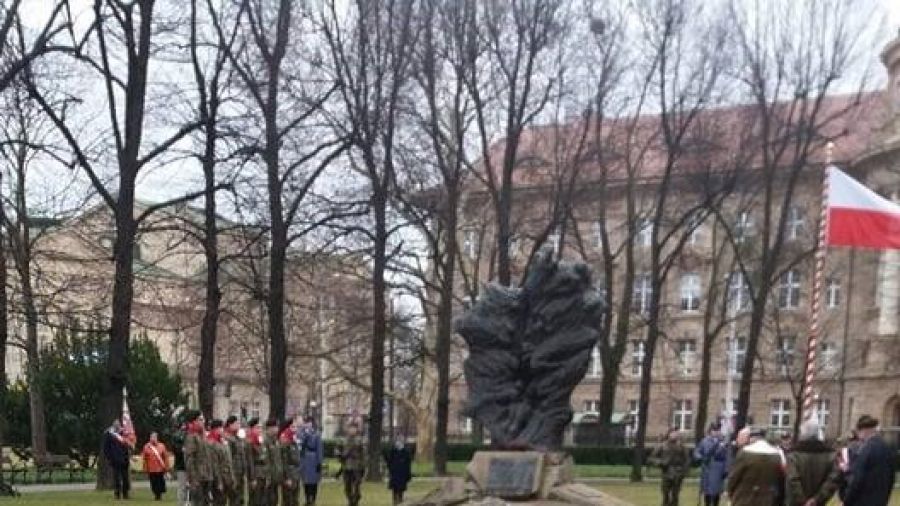 Uczestnicy obchodów przy pominiku Ofiar Katynia i Sybiru. Fot. Anna Molska
