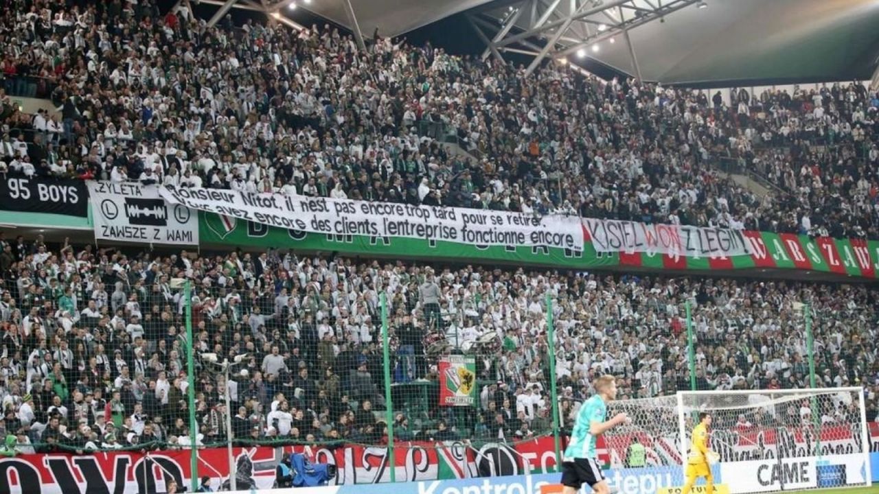 Legia została ukarana za obraźliwe transparenty wywieszone przez jej kibiców podczas meczu z ŁKS (fot. 400mm.pl)