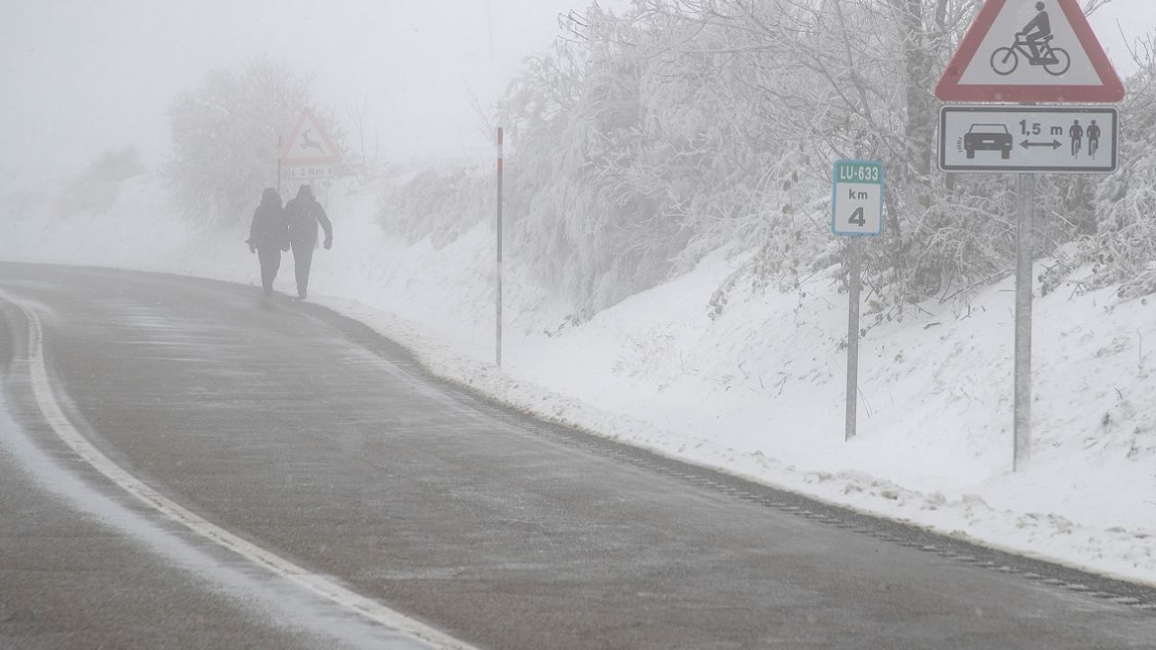Najwięcej dróg było nieprzejezdnych w północnej Hiszpanii (fot. PAP/EPA/Eliseo Trigo)