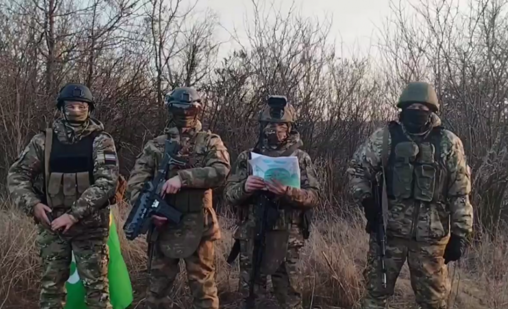 Расейскія вайскоўцы дзякуюць беларускім манастырам за гуманітарную дапамогу. (Фота: скрыншот з відэа «Беларусь головного мозга» / Telegram)
