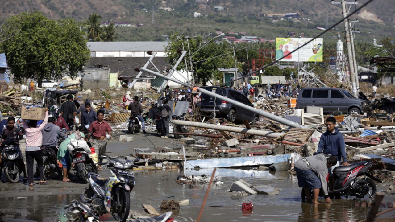 W Indonezji zniszczone są tysiące domów, szpitale, centra handlowe i hotele(fot. PAP/EPA/MAST IRHAM)