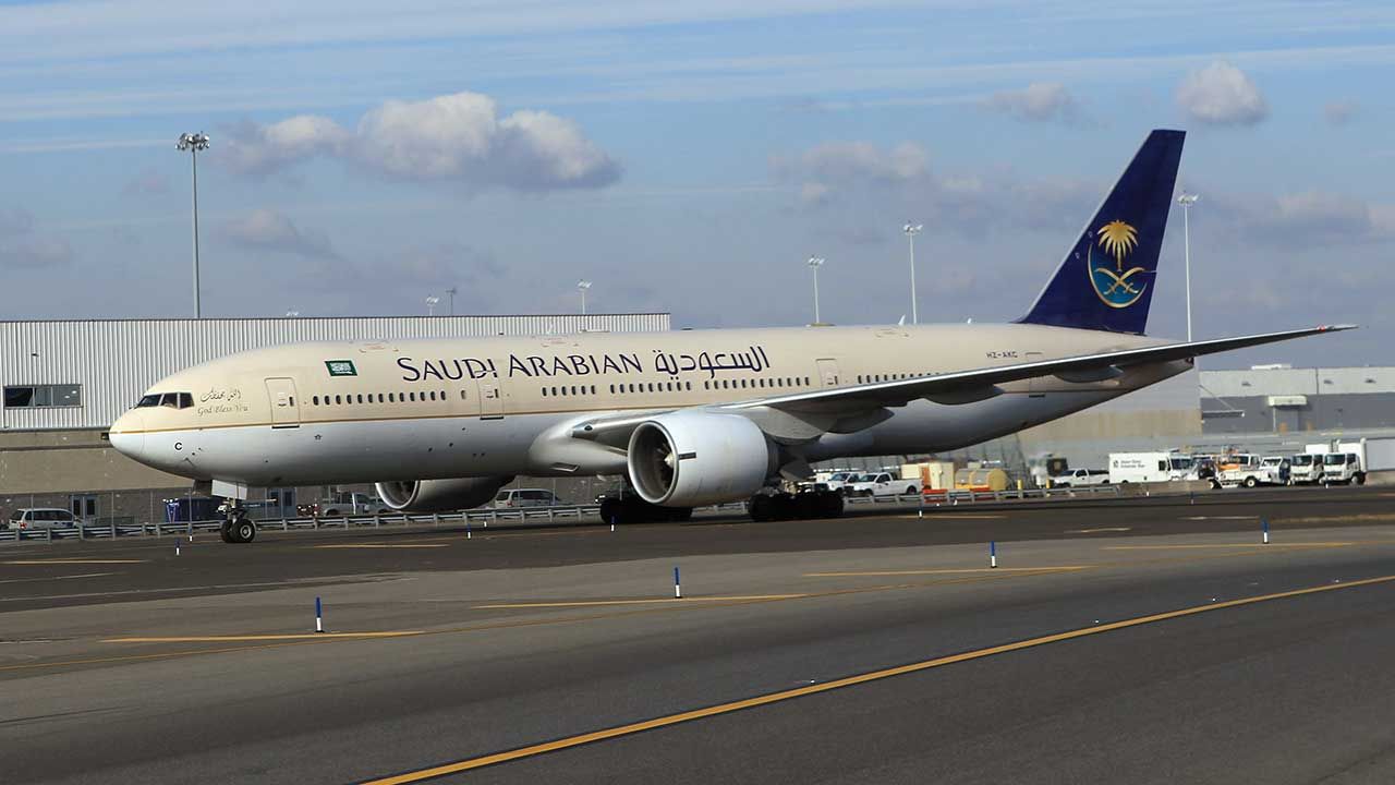 Samolot linii Saudi Arabian Airlines (fot. Bruce Bennett/Getty Images)