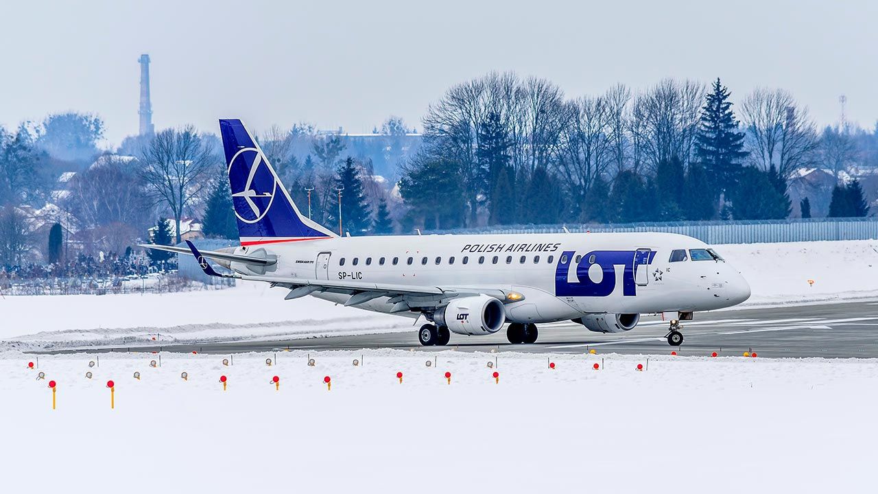 Pracownicy opuszczający PLL LOT otrzymają ponadstandardowe pakiety wsparcia (fot Shutterstock/phototravelua) Pracownicy opuszczający PLL LOT otrzymają ponadstandardowe pakiety wsparcia (fot Shutterstock/phototravelua)