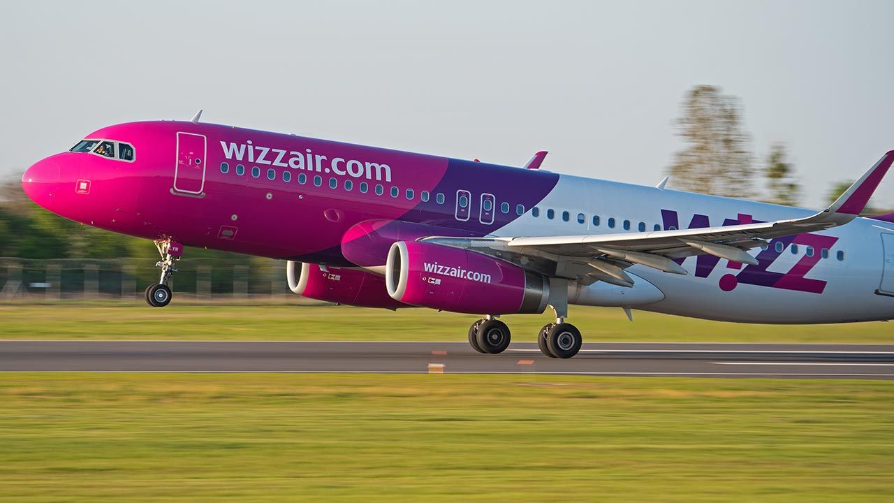 Wizz Air zawiesza wszystkie loty w polskiej siatce połączeń do 6 czerwca br. (fot. Shutterstock/Konwicki Marcin) Wizz Air zawiesza wszystkie loty w polskiej siatce połączeń do 6 czerwca br. (fot. Shutterstock/Konwicki Marcin)