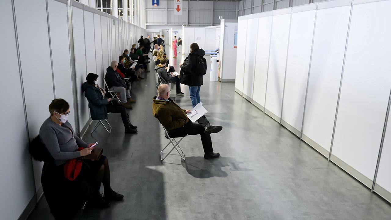 W przyszłym tygodniu zaszczepi się 330 tys. osób (fot. PAP/Jakub Kaczmarczyk) W przyszłym tygodniu zaszczepi się 330 tys. osób (fot. PAP/Jakub Kaczmarczyk)