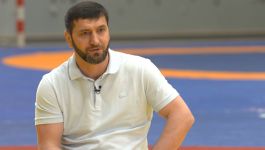 Jusuf Abdusalomow (fot. TVP) Tokio 2020, zapasy. Jusuf Abdusalomow, trener Magomedmurada Gadżijewa