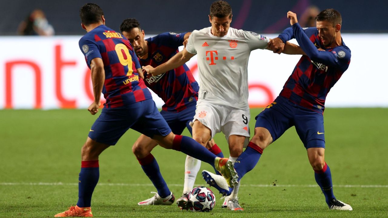 Robert Lewandowski walczący z piłkarzami Barcelony (fot. Getty Images