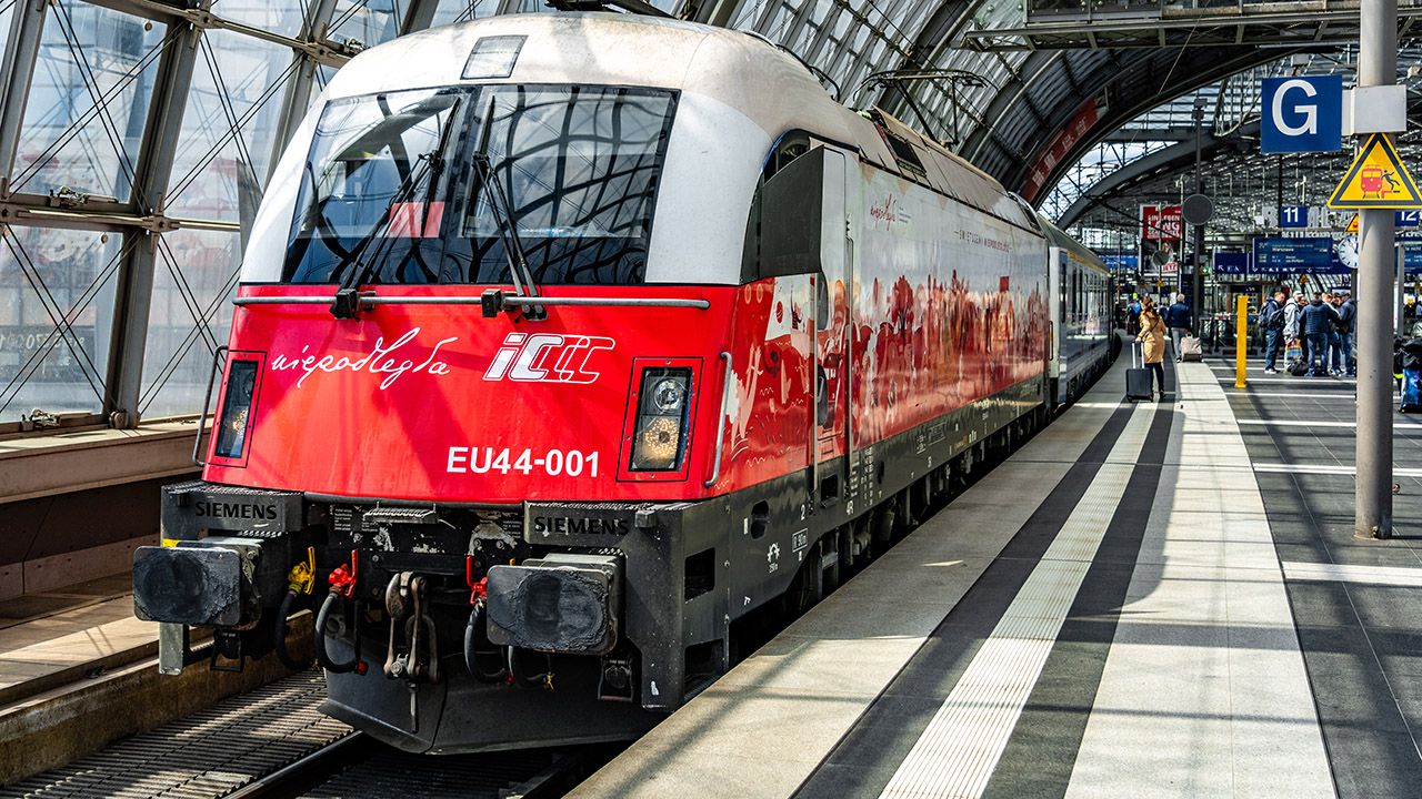 Chodzi o około 5 tys. km linii w tym 1,6 tys km nowo budowanych (fot. Shutterstock/Votimedia) Chodzi o około 5 tys. km linii w tym 1,6 tys km nowo budowanych (fot. Shutterstock/Votimedia)