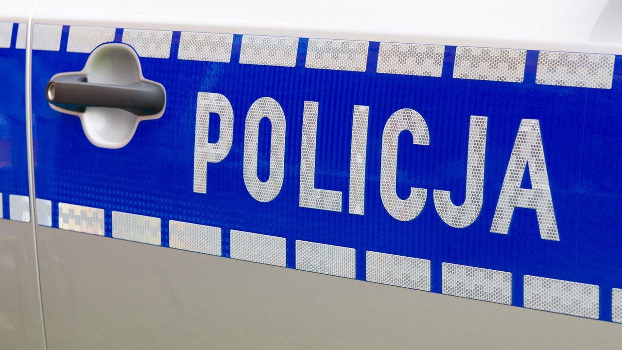 W ręce policjantów wpadły m.in.  „narzędzia” kiboli: maczety i kominiarki (fot. Shutterstock/ Rafał Olechowski)