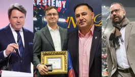 Czterech właścicieli lub inwestorów zaangażowanych w rozwój polskich klubów piłkarskich. Od lewej: Zbigniew Jakubas, inwestor Motoru Lublin; Robert Dobrzycki, współwłaściciel Panattoni i inwestor Widzewa Łódź; Alex Haditaghi, właściciel Pogoni Szczecin o irańsko-kanadyjskich korzeniach; oraz Bogusław Leśnodorski. Ich obecność symbolizuje rosnący napływ prywatnych pieniędzy do polskiej piłki i pytania o przyszłość zarządzania, inwestycji i jakości ligowej rywalizacji. (fot. PAP)