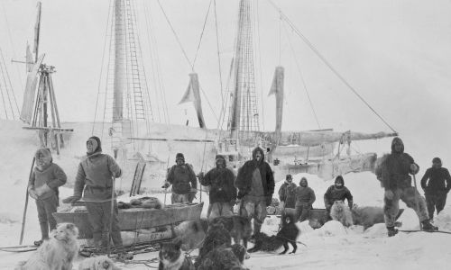 Екіпаж Фрітьофа Нансена покидає «Фрам», 1895 рік. Світлина з експедиції до Північного полюса полярним кораблем (24 червня 1893 – 13 серпня 1896). За планом, корабель повинен був дрейфувати в льоді на течіях океану від узбережжя Сибіру через Північний полюс до Гренландії. Фото з книги Фрітьофа Нансена «Найдальша Північ», видавництво Constable & Co, Лондон, 1897 рік (с. 112) – публічний домен, Wikimedia. 
