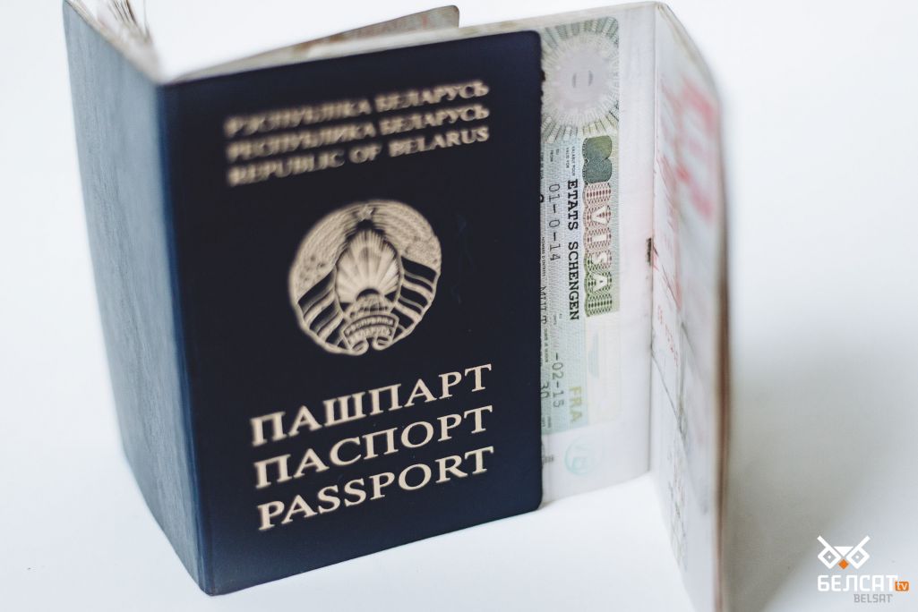 Здымак мае ілюстрацыйны характар. Пашпарт грамадзяніна Беларусі. (Фота: Белсат)