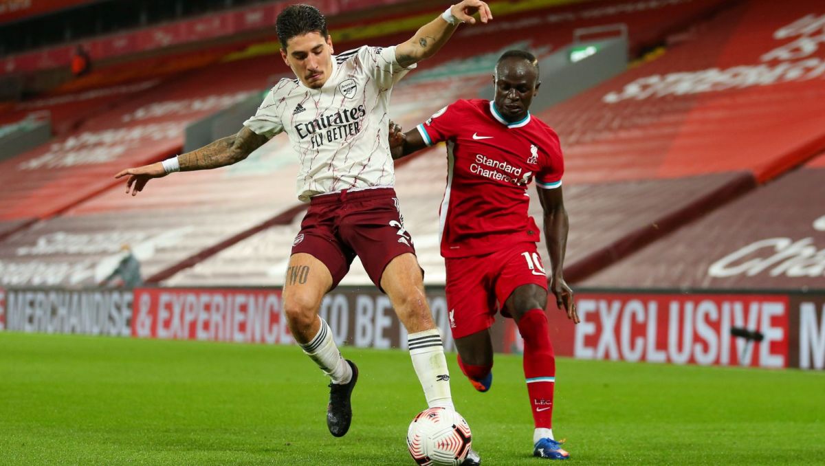 Liverpool pokonał Arsenal 2:1 (fot. Getty Images) Hector Bellerin i Sadio Mane (fot. Getty Images)