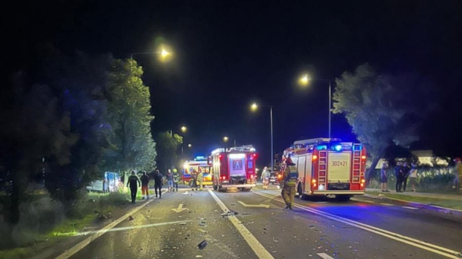 Garbatka: wypadek na DK11, zderzenie, 45-latka uwieziona w aucie (fot. KP PSP Oborniki)