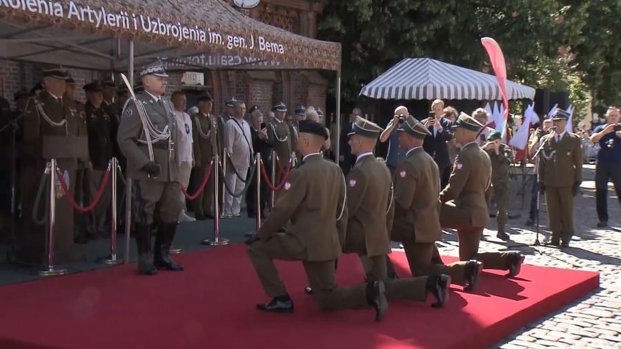 Pasowanych na podporucznika zostało 26 absolwentów sześciomiesięcznego kursu w AWL