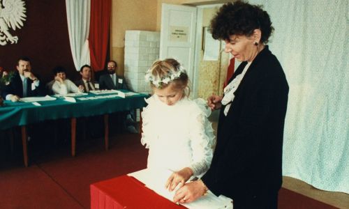 Niedziela 4 czerwca 1989 r. w Kątach. Dziewczynka po uroczystości przyjęcia Sakramentu Pierwszej Komunii Świętej, wrzuca do urny głos, który w pierwszych, częściowo wolnych wyborach oddała jej matka. Fot. Chris Niedenthal / The LIFE Images Collection / Getty Images