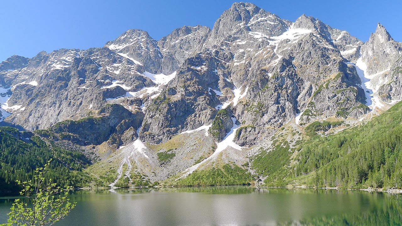 W wielu miejscach śnieg jest zmrożony i twardy (fot. Shutterstock) W wielu miejscach śnieg jest zmrożony i twardy (fot. Shutterstock)