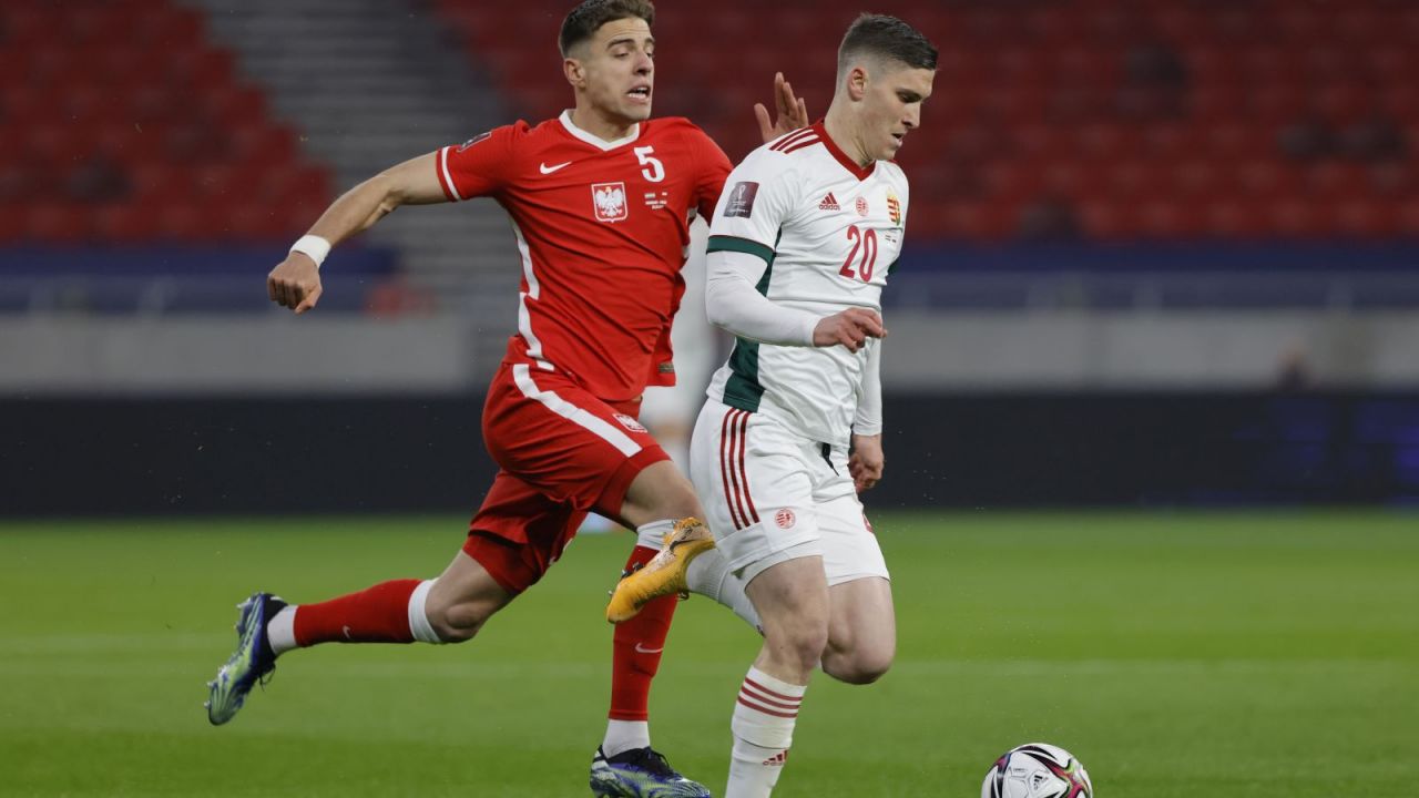 Jan Bednarek w pogoni za Rolandem Sallaiem (fot. Getty Images)