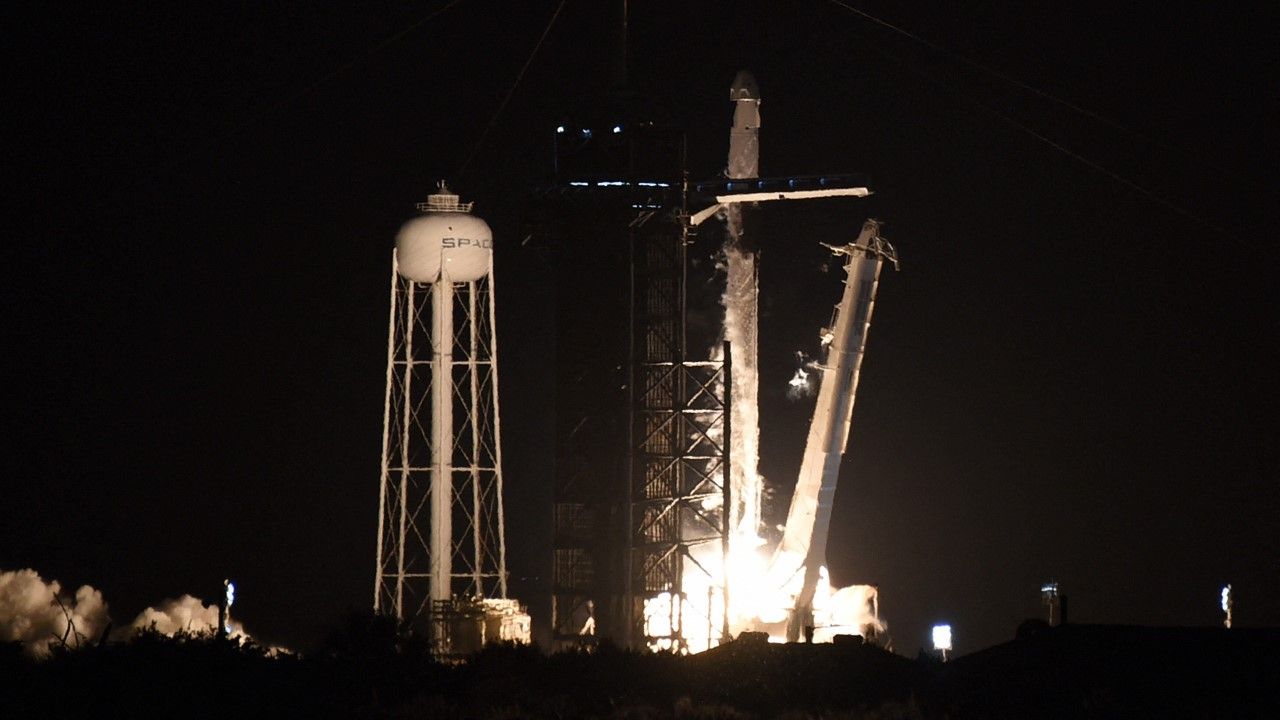 Start rakiety Falcon 9 z kapsułą Crew Dragon 15 września 2021r. (fot. arch. PAP / Paul Hennessy/Anadolu Agency/ABACAPRESS.COM) Start rakiety Falcon 9 z kapsułą Crew Dragon 15 września 2021r. (fot. arch. PAP / Paul Hennessy/Anadolu Agency/ABACAPRESS.COM)